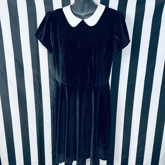 Hot Topic Wednesday Addams Black Velvet White Collar Goth Dress - Picture 2 of 5